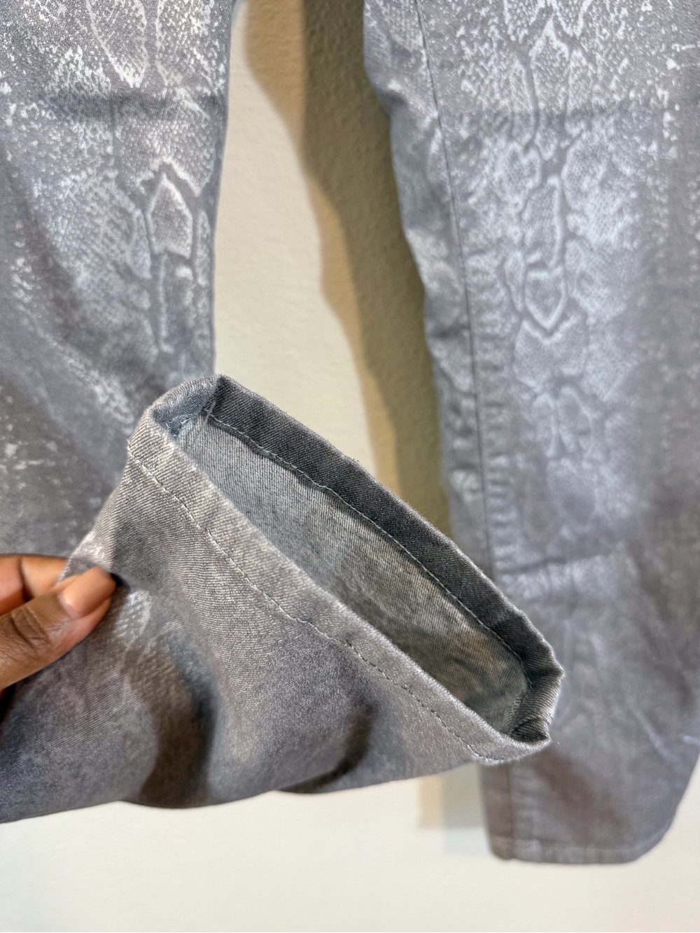 Bevy Flog Metallic Gray Snake Print Pull On Pants Size 30 Stretch Waist Designer - Picture 3 of 10